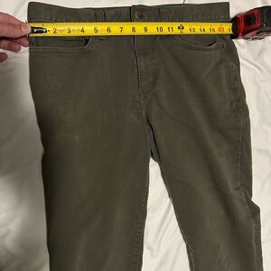 Gently used APT. 9 Men’s Pants in size 32x32, a sleek and versatile green color.